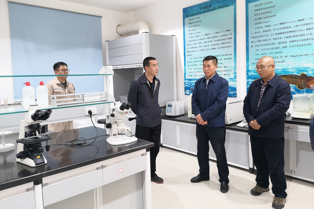 1616744736795227.jpg 羅世雄(右二)現場調研魚類增殖站.jpg