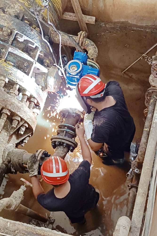 1622708539711229.jpg 對(duì)法蘭盤進(jìn)行焊接.jpg