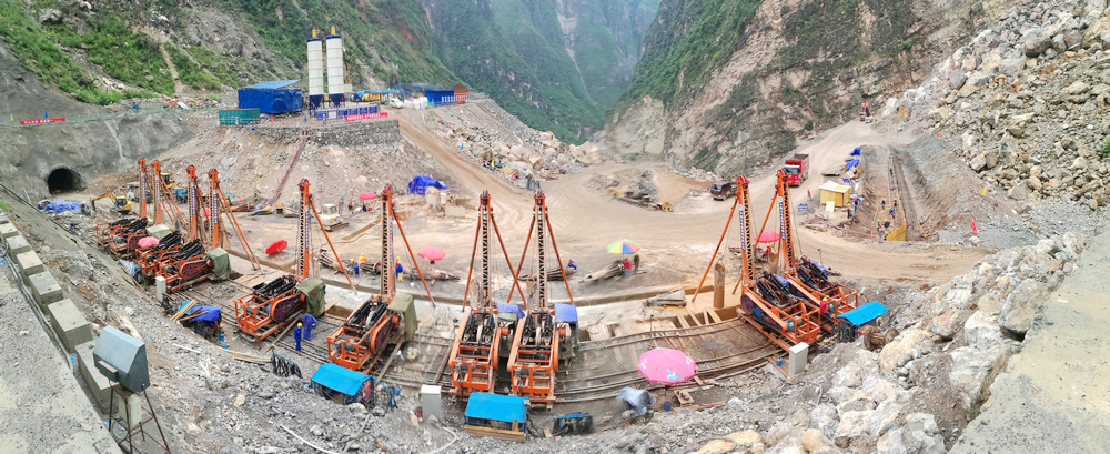 紅石巖項目部堰塞體防滲墻施工現場 - 小.jpg