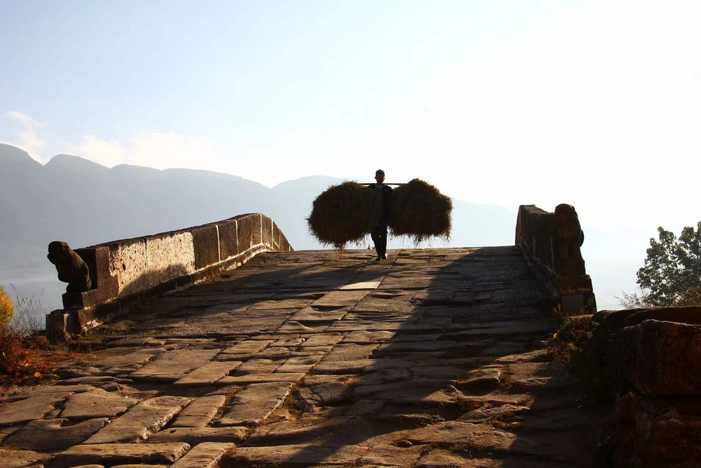 1640224298471198.jpg 照片《山里的人》2-冷玥 爨玉公司.jpg