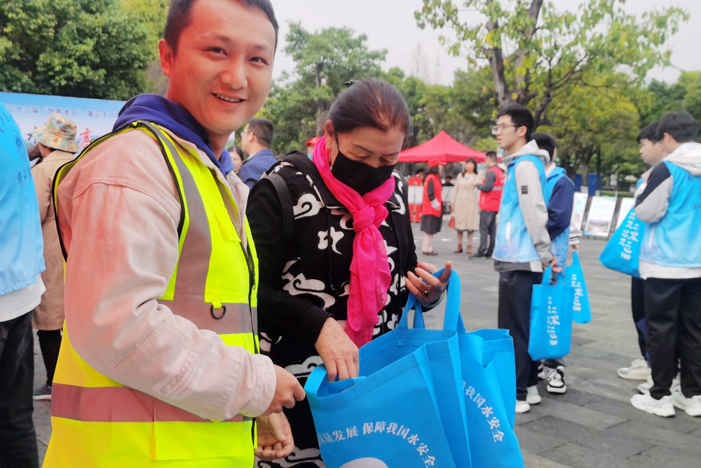 1743389517840754.jpg 給群眾宣傳節水.jpg